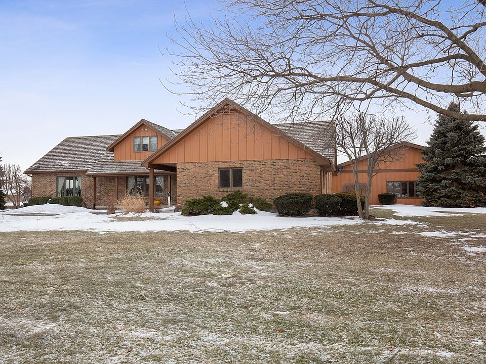 Case De Aero Home with Private Airplane Hangar