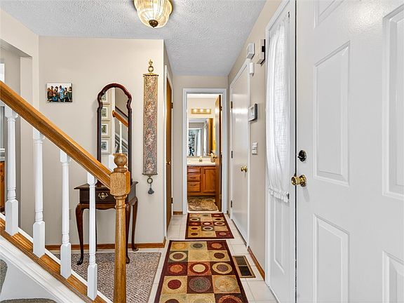 5th image of 85 Hickory Manor Dr