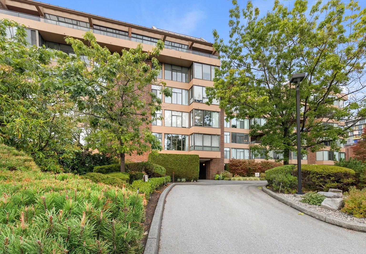 1 bed, 910 sqft, $2,700 — Photo 2