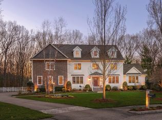 8 Goldman Cir, Bedford, MA 01730