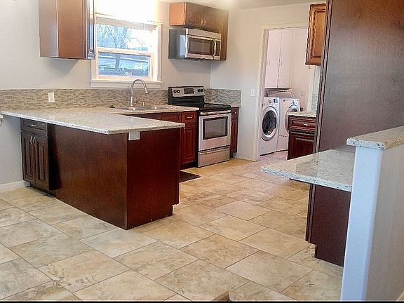 3rd image of 5111 Summers Ln
