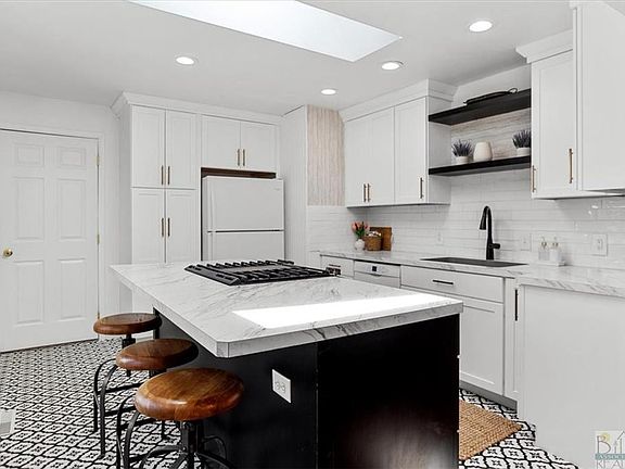 2nd image of 2723 Sunnyview Ln