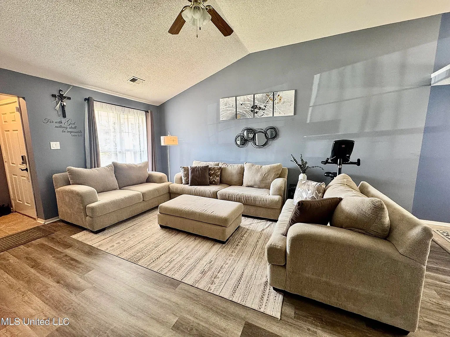 3 bed, 1445 sqft, $2,200 — Photo 3