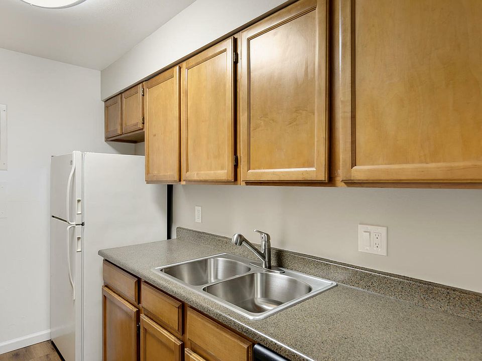 Experience culinary delight in this inviting kitchen, designed with functionality in mind. Experience culinary delight in this inviting kitchen, designed with functionality in mind.
