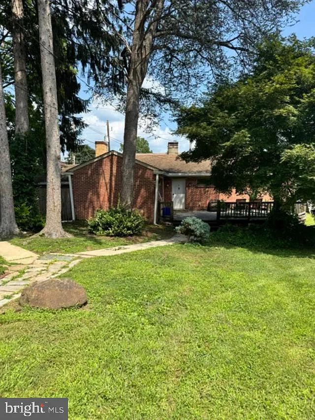 4 bed, 1.0 bath, 2200 sqft, $2,595 — Photo 1