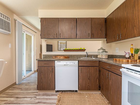 Arlo on 10th ; Model Kitchen