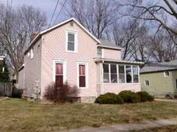 726 W Chestnut St, Freeport, IL 61032