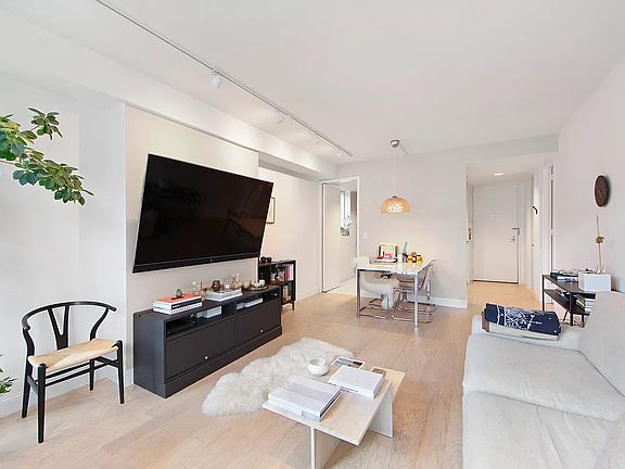 4th image of 146 W 57th St APT 51F
