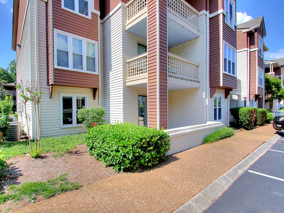 239 Hillsboro Pl