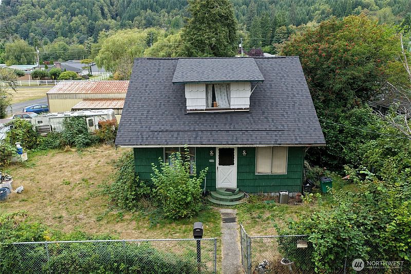 4th image of 1010 Godfrey Street
