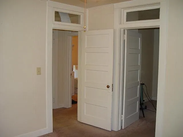 319 S Witt St #UPSTAIRS — Photo 2