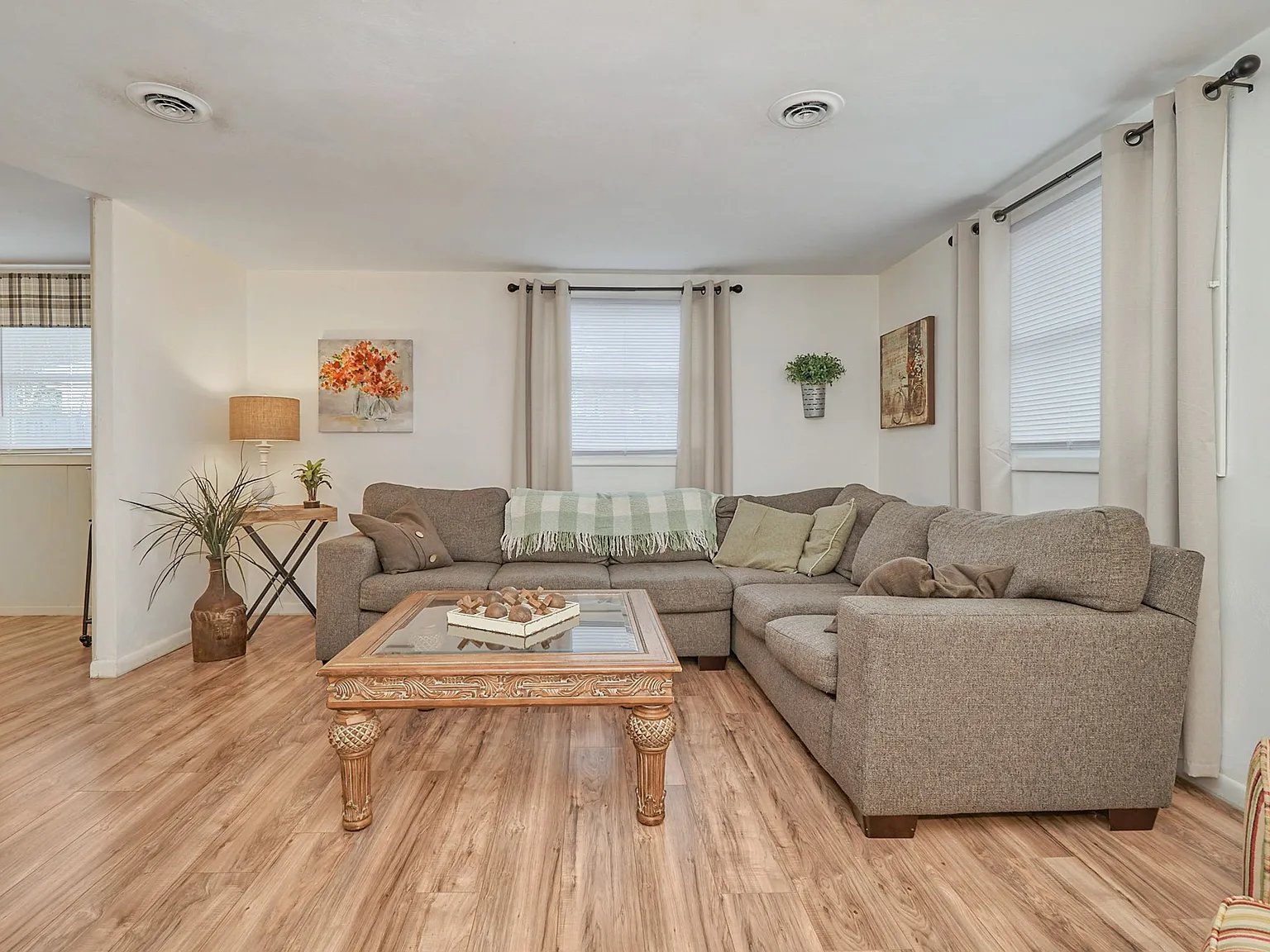 4 bed, 1665 sqft, $2,350 — Photo 4
