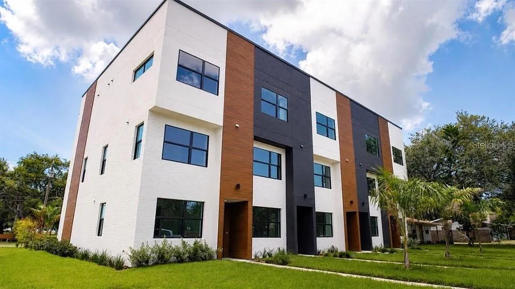3 bed, 3.5 bath, 2053 sqft, $4,350 — Photo 1