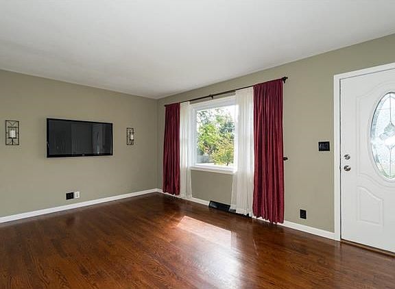 4th image of 37 Heidt Ave