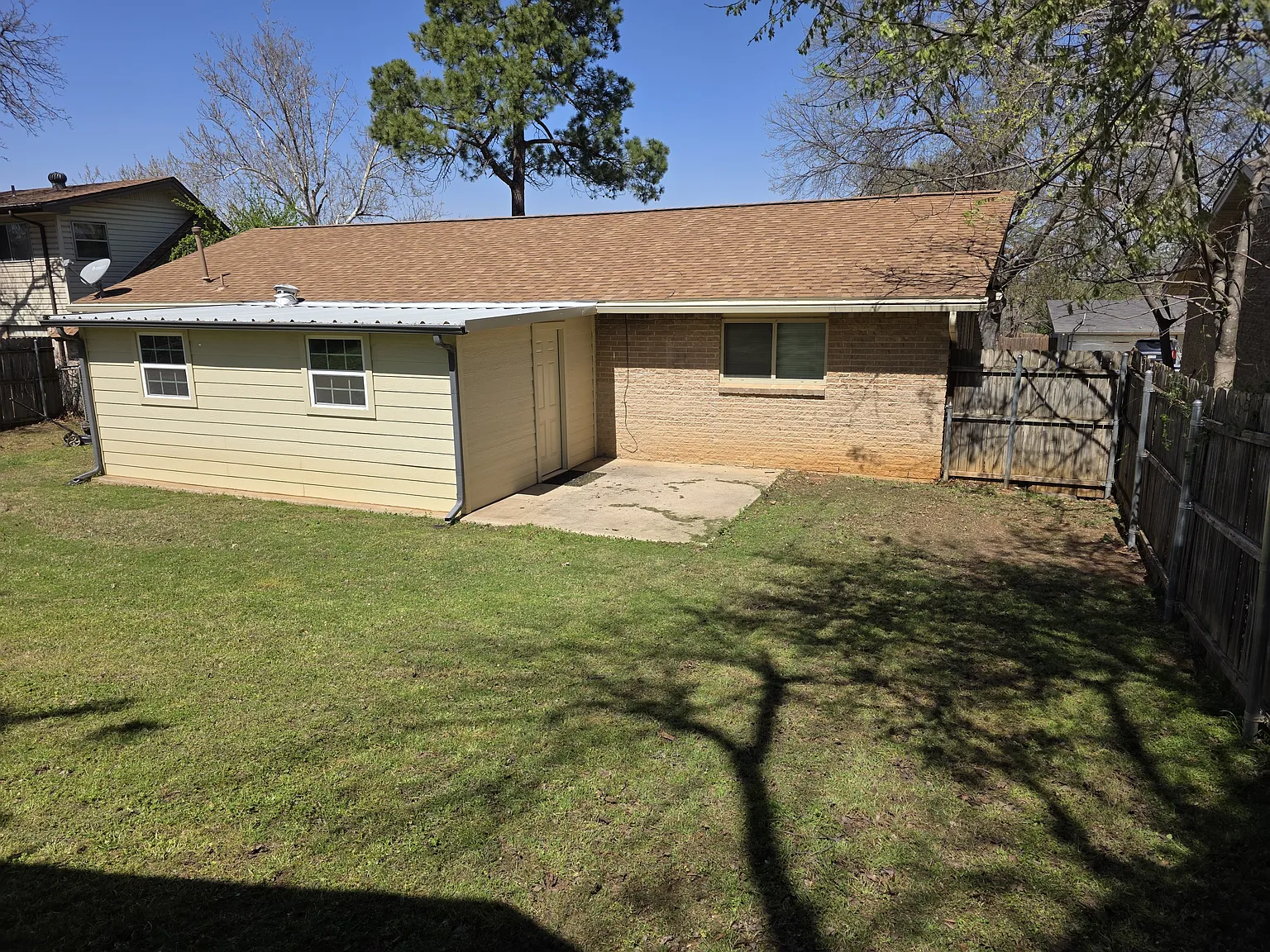 3 bed, 1.5 bath, 1356 sqft, $2,600 — Photo 2