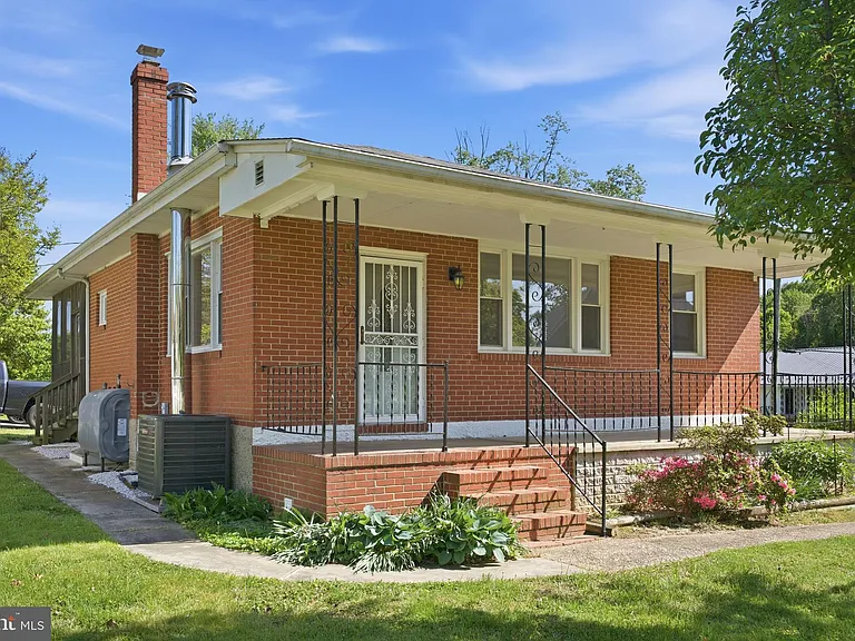 2301 Bayside Dr — Photo 2