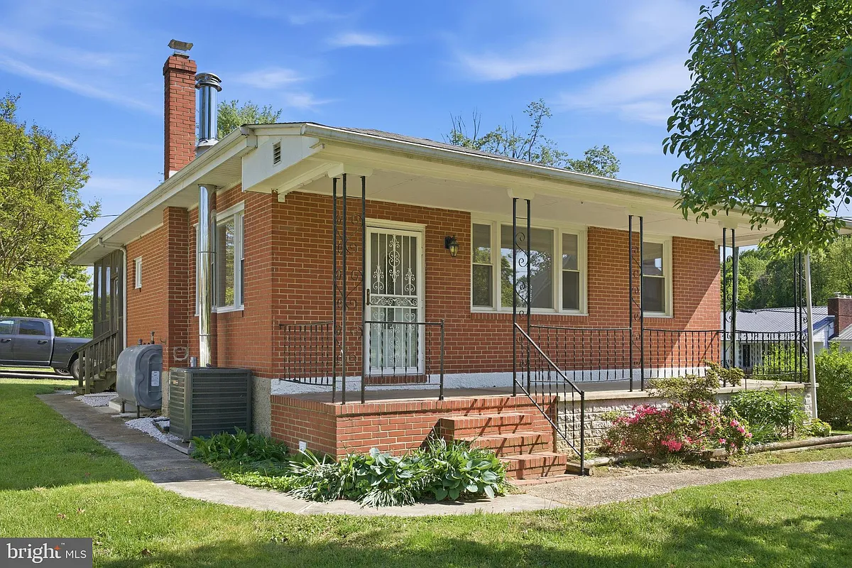 Building Photo - 2301 Bayside Dr