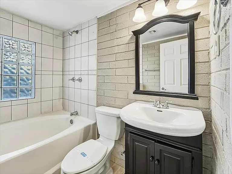 518 W 6th Dr — Photo 1