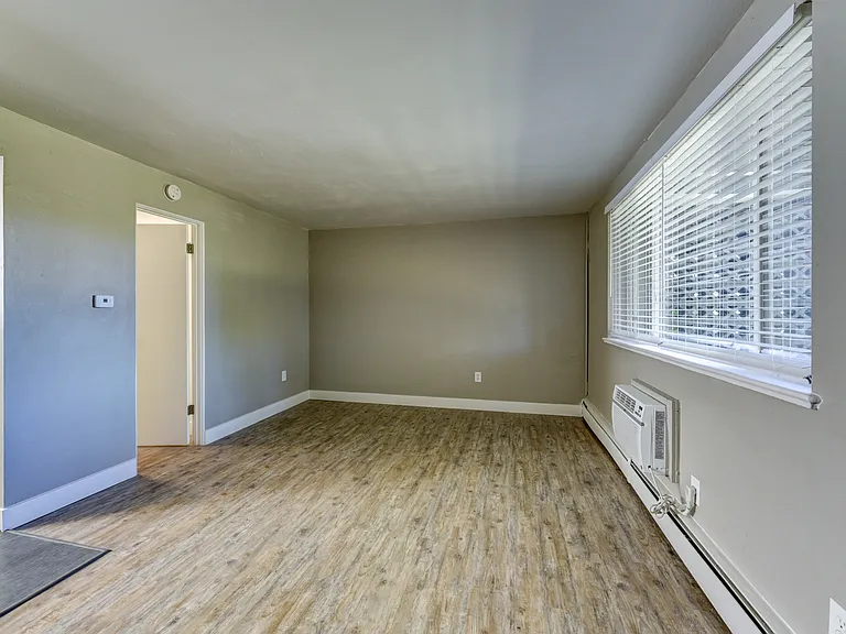 Clay Street Apartments — Photo 23
