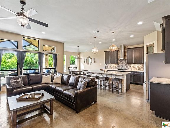 4th image of 1016 Park View Dr
