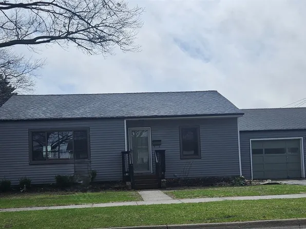 1202 W Desmont Dr, Knoxville, IA 50138