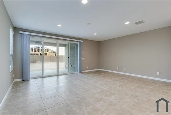 8315 S 45th Ave — Photo 4