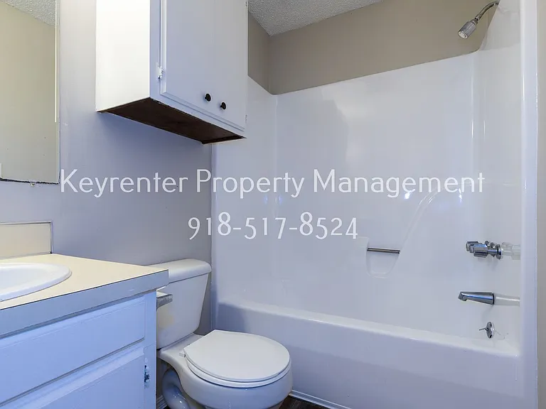 W Lillian St Fourplex — Photo 14