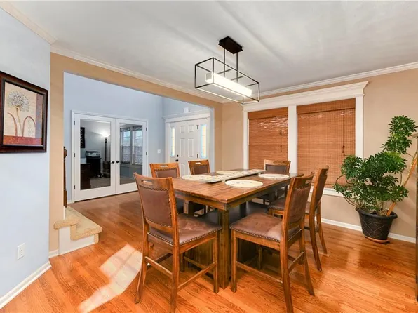 1313 Stone Ln, Lansing, KS 66043