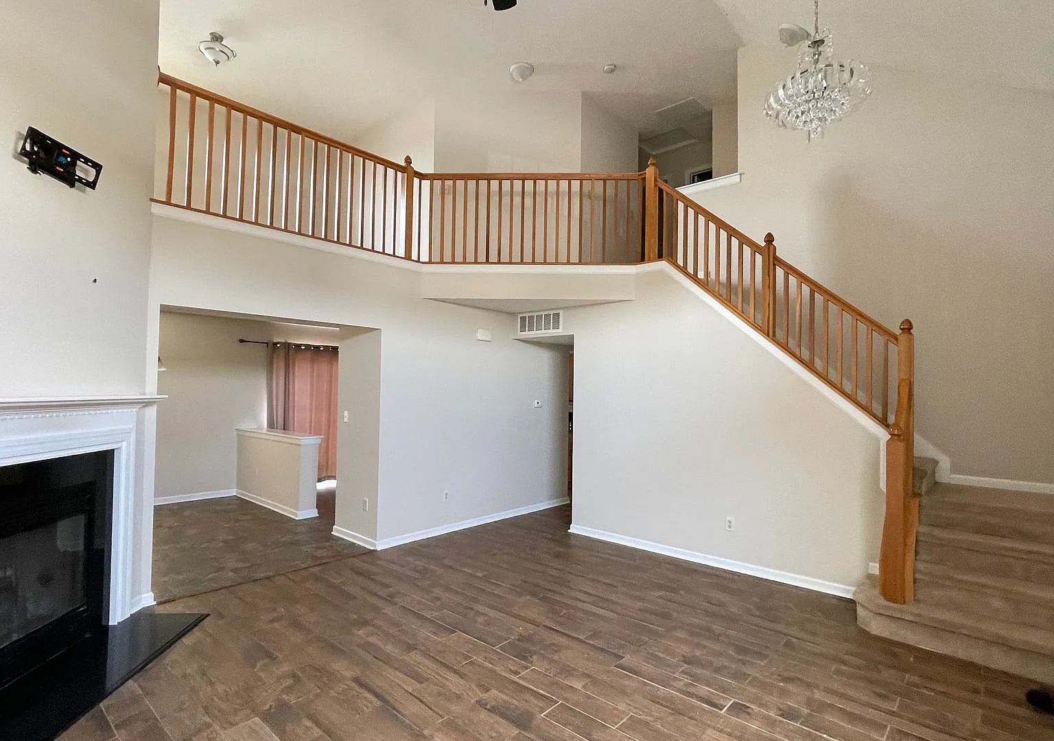 Spacious 2 Story 3 Bedroom 2.5 Bath House with a Large Fenced Backyard — Photo 4