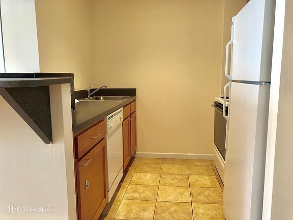 4th image of 2737 27th St APT 2A