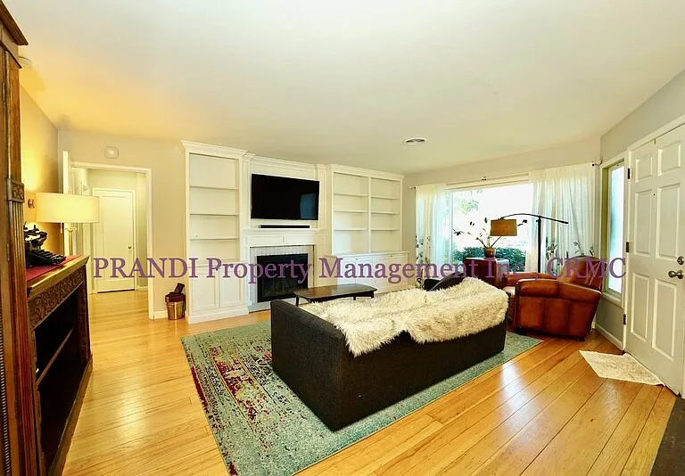 1501 Park Ct — Photo 2