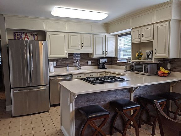 5th image of 270 Oakleigh Woods Dr