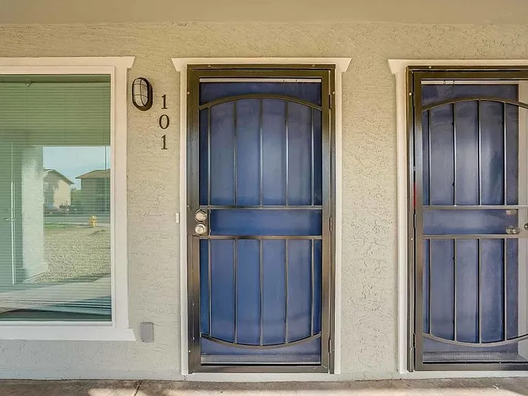 318 E Vine Cir — Photo 2