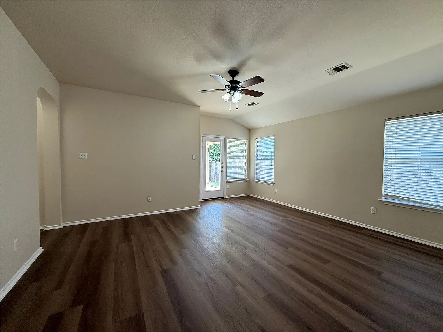 3 bed, 2.0 bath, 1915 sqft, $2,095 — Photo 4