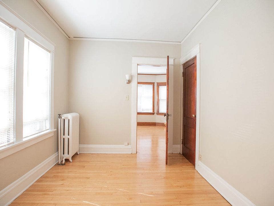 1st image of 1704 E Locust St #6