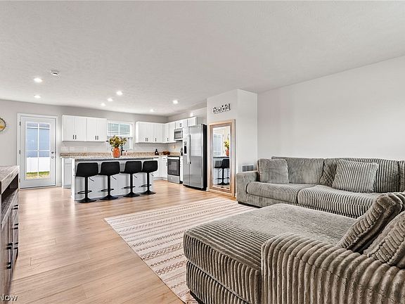 3rd image of 218 Leather Leaf Dr