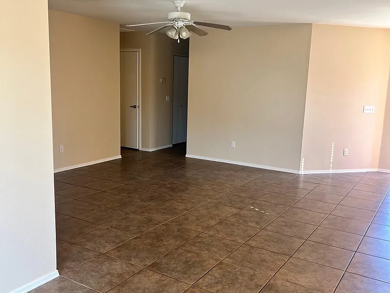 1006 S Slater Cir — Photo 3