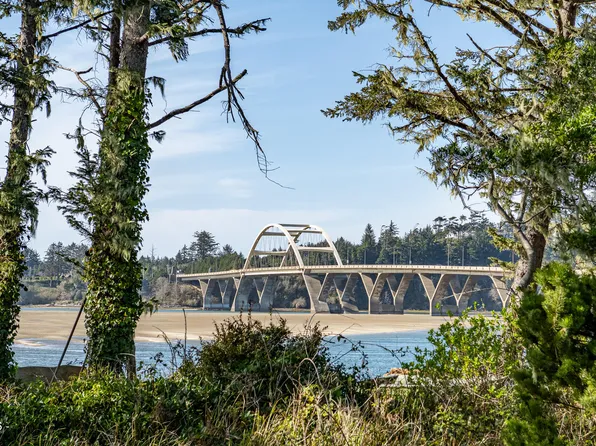 140 NW Maple St, Waldport, OR 97394