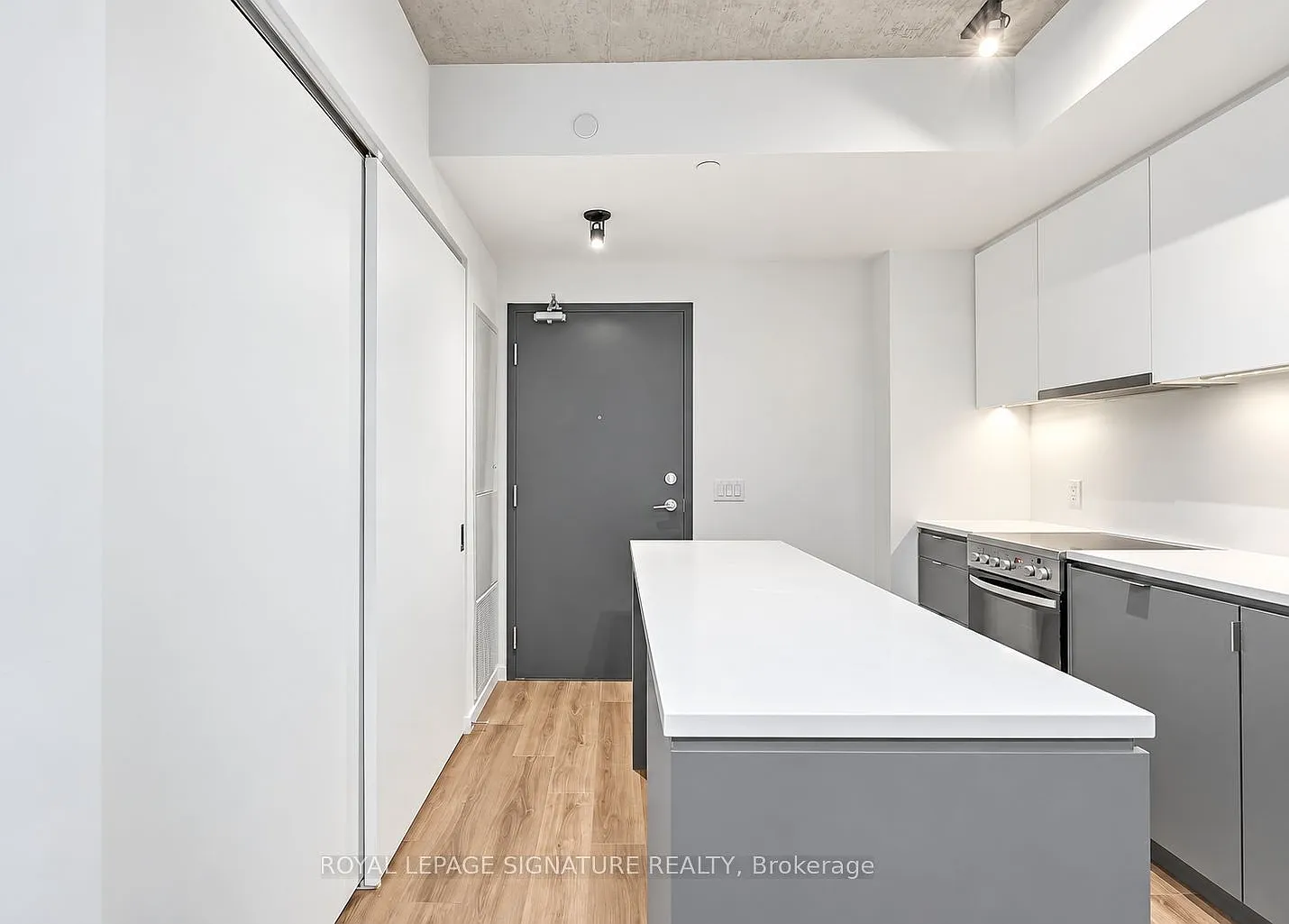 7 Smith Cres — Photo 3