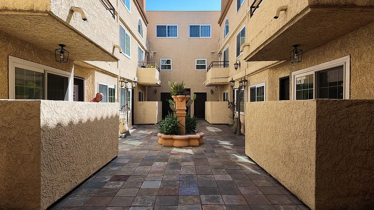 5102 Tujunga Ave — Photo 2
