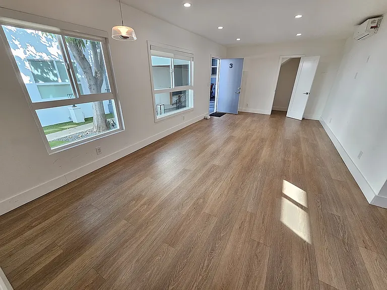 1747 N Kingsley Dr #10 — Photo 4