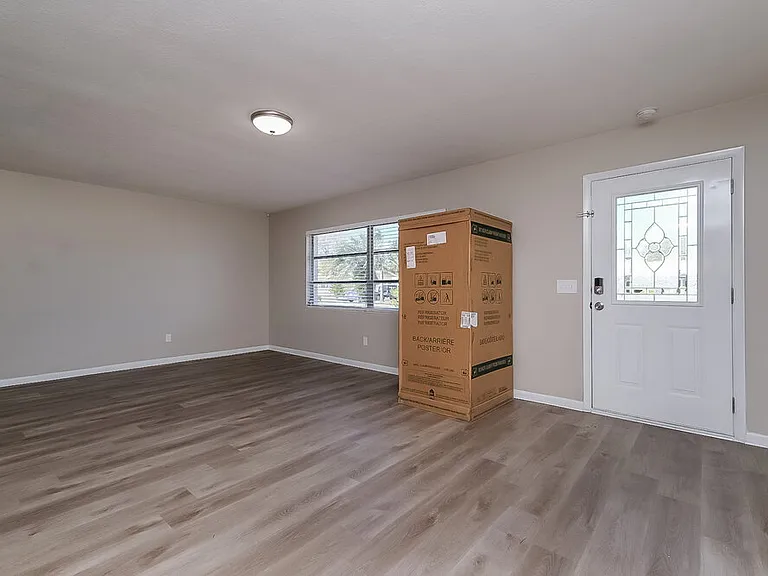 339 Regina Dr S — Photo 3