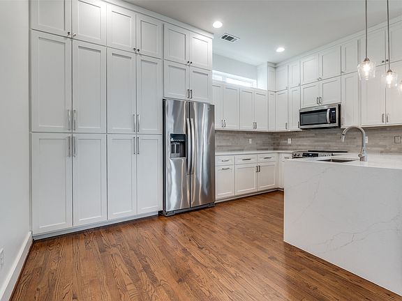 2nd image of 5711 Ross Ave APT 5