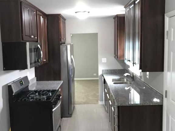 5th image of 920 E 162nd Pl
