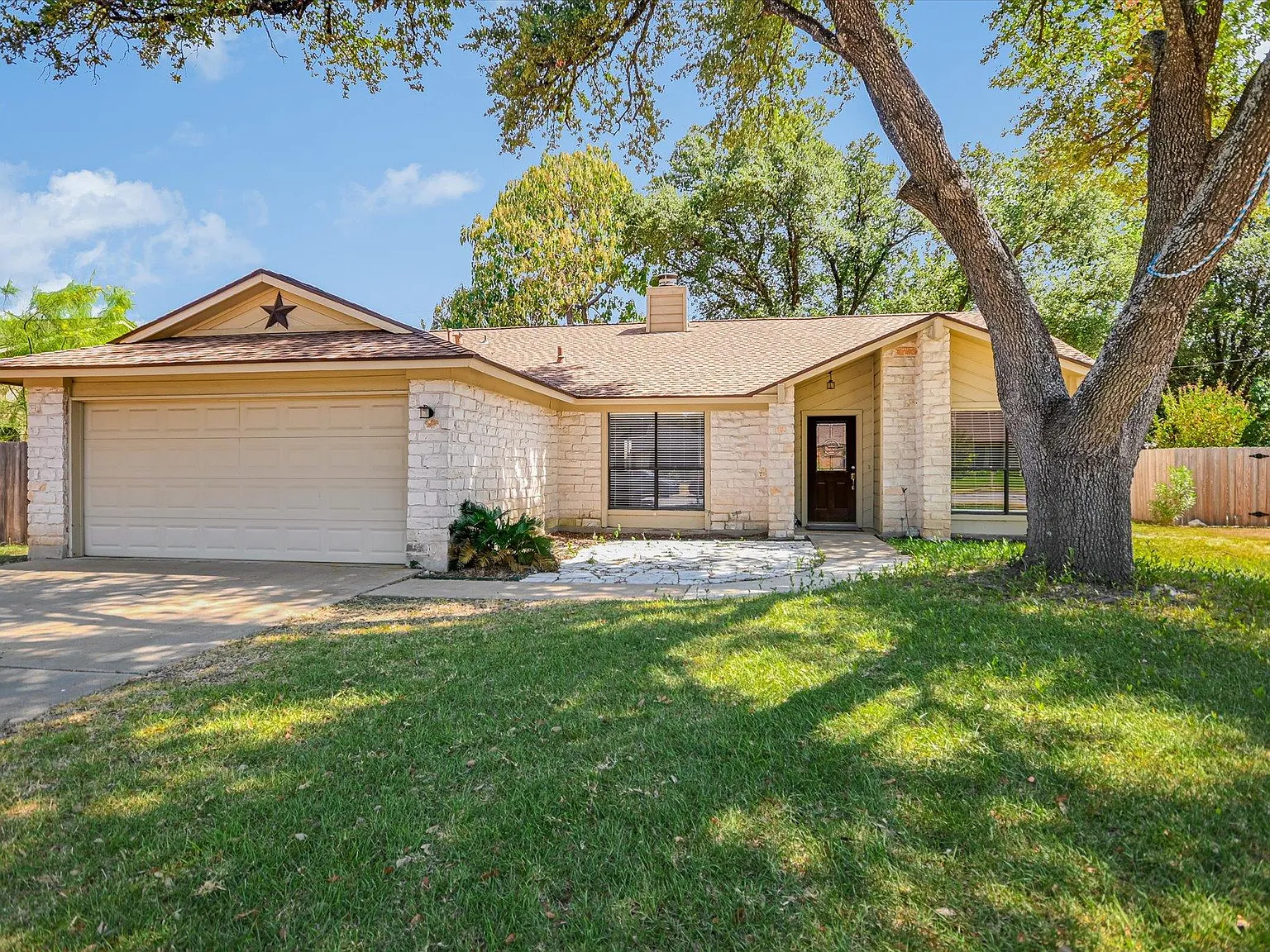 3 bed, 2.0 bath, 1592 sqft, $2,000 — Photo 1