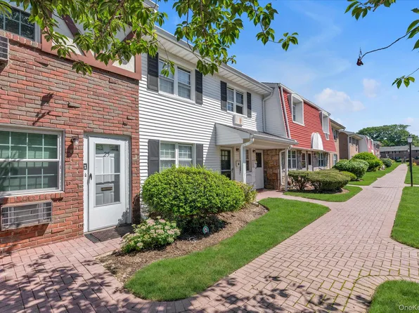 25 Springwood Drive, North Babylon, NY 11703