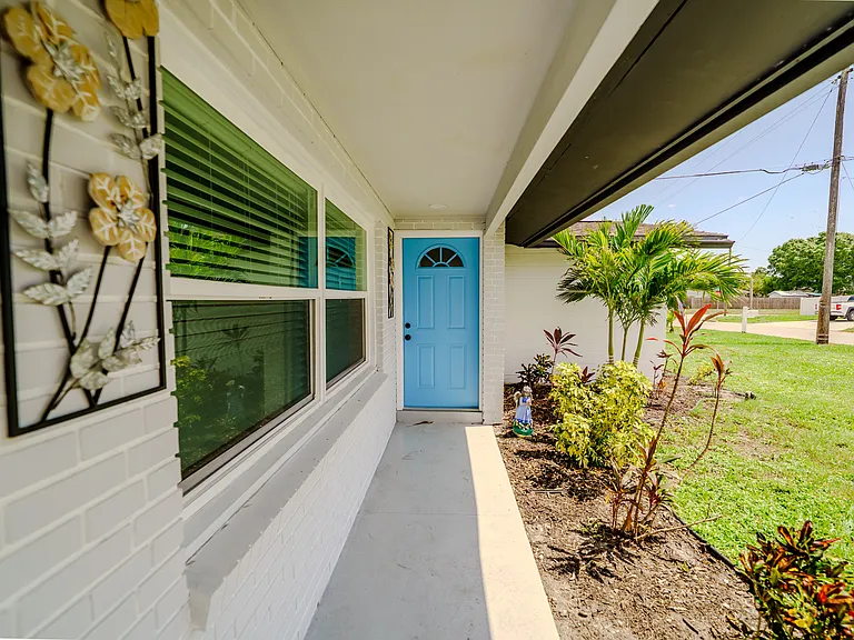 1160 Tarpon Ave — Photo 2