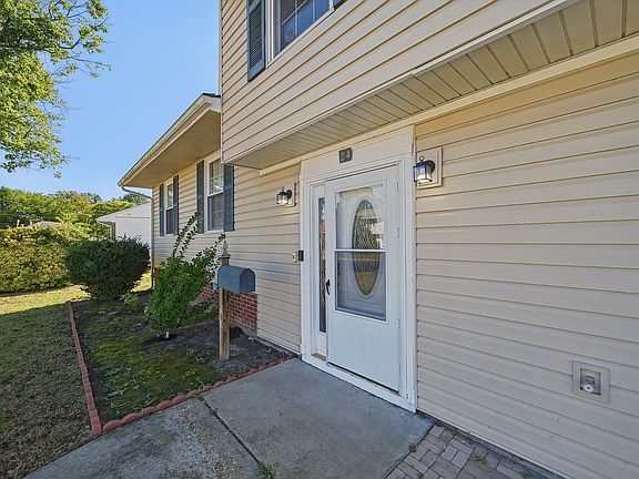 5th image of 24 Diggs Dr