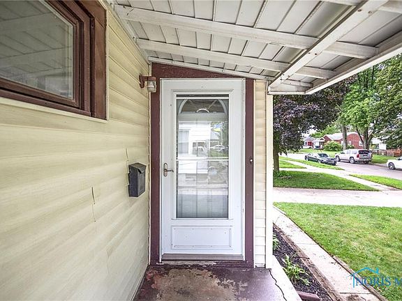 2nd image of 943 Francis Ave