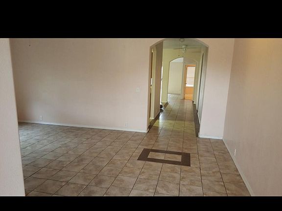 Front entry non furnished, first living area 